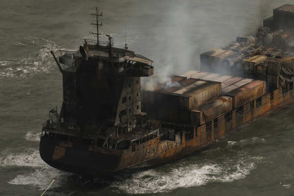 ब्रिटेन जहाजों को टकराया