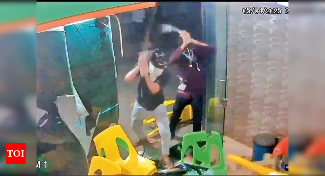 12 तूफान & रैनसैक पूर्व भाजपा कॉरपोरेटर के कार्यालय पर 'अतीत की प्रतिद्वंद्विता' | मुंबई न्यूज - द टाइम्स ऑफ इंडिया 