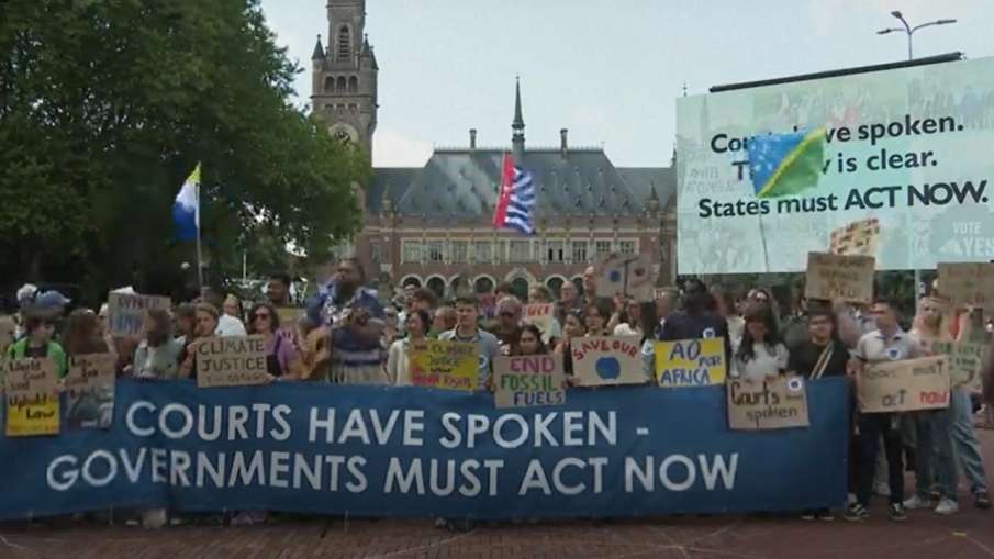 कार्यकर्ता अंतर्राष्ट्रीय न्यायालय के बाहर प्रदर्शित करते हैं कार्यकर्ता अंतर्राष्ट्रीय न्यायालय के बाहर प्रदर्शित करते हैं