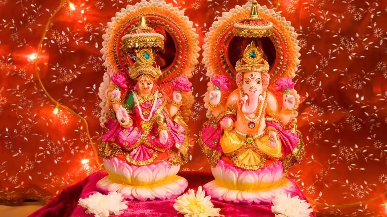 दिवाली 2025 पूजा का समय और शुभ मुहूर्त: आज दीपावली के लिए लक्ष्मी पूजा का समय जानें