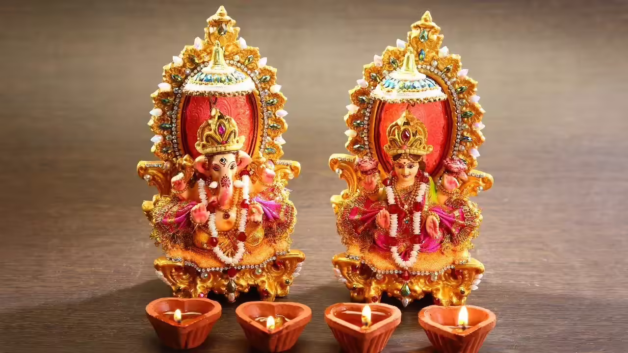 दिवाली 2025 पूजा का समय और शुभ मुहूर्त: आज दीपावली के लिए लक्ष्मी पूजा का समय जानें