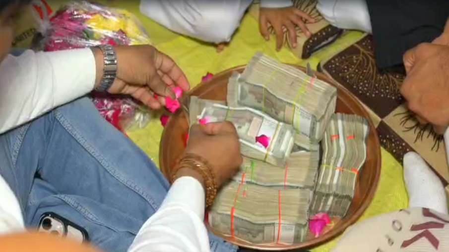 थाली में सजाकर पैसे.