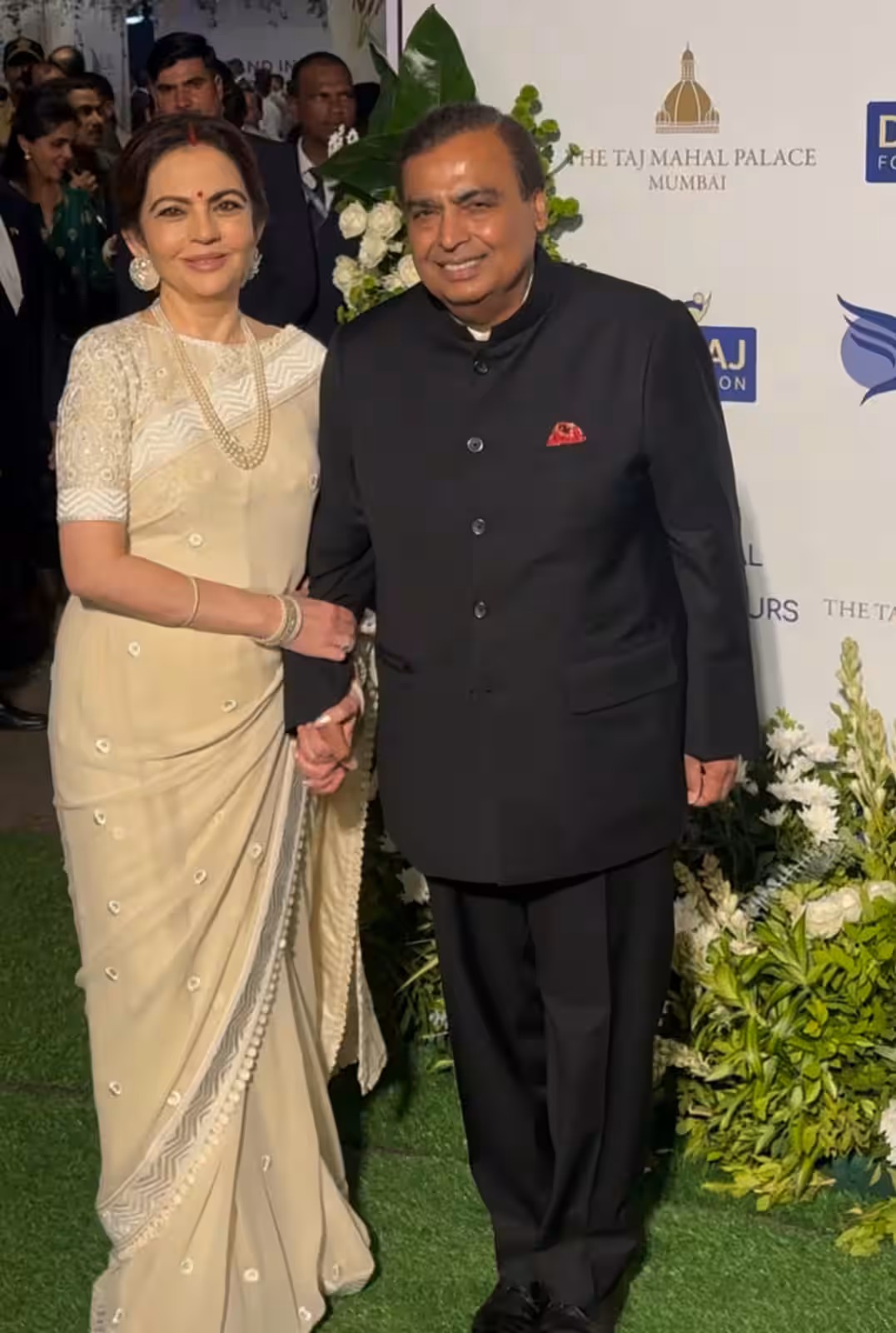 गोल्डन रोल में हैं अंबानी लेडीज, शाहरुख खान और प्रियंका ने गाया ये पोस्ट