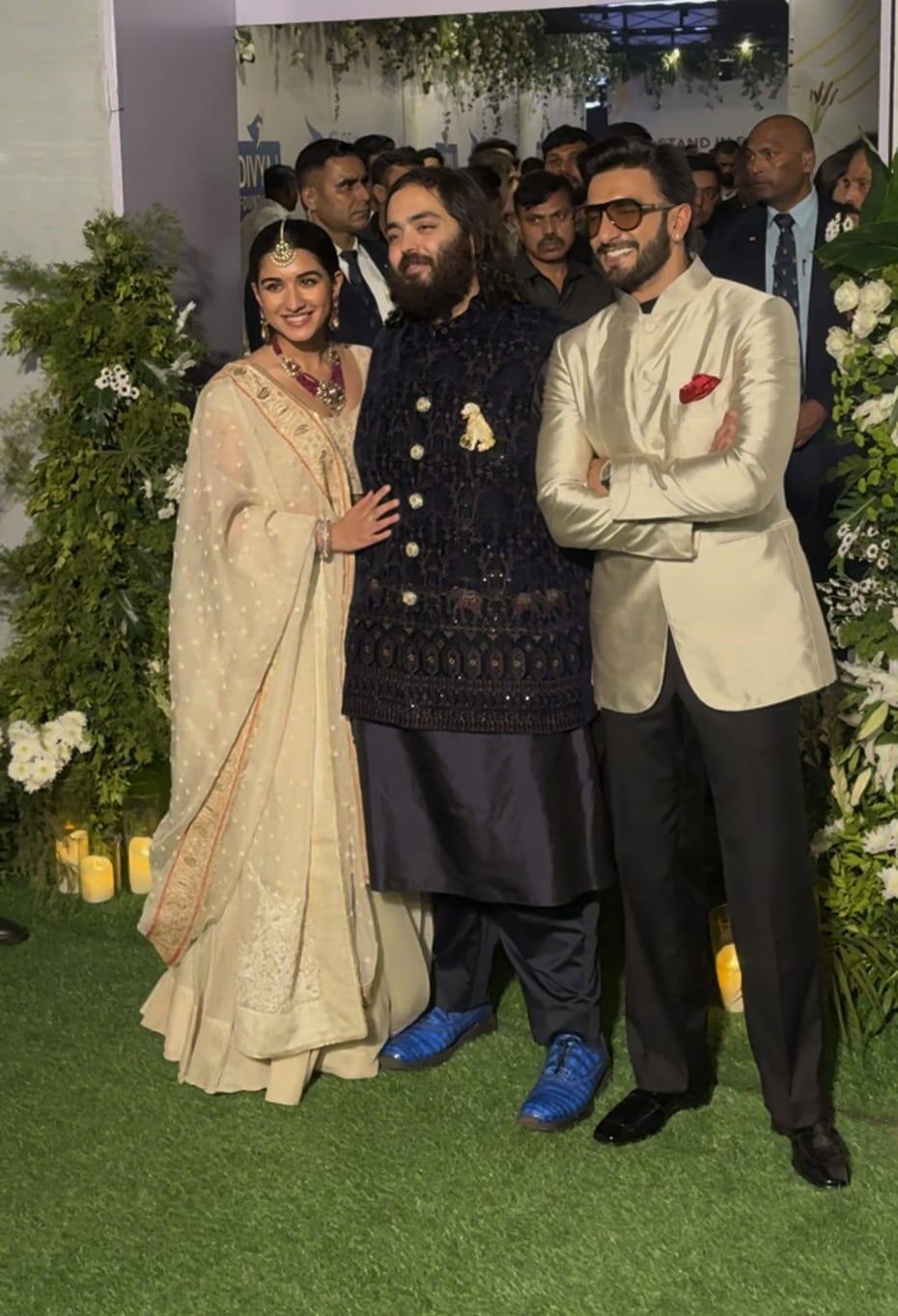 गोल्डन रोल में हैं अंबानी लेडीज, शाहरुख खान और प्रियंका ने गाया ये पोस्ट