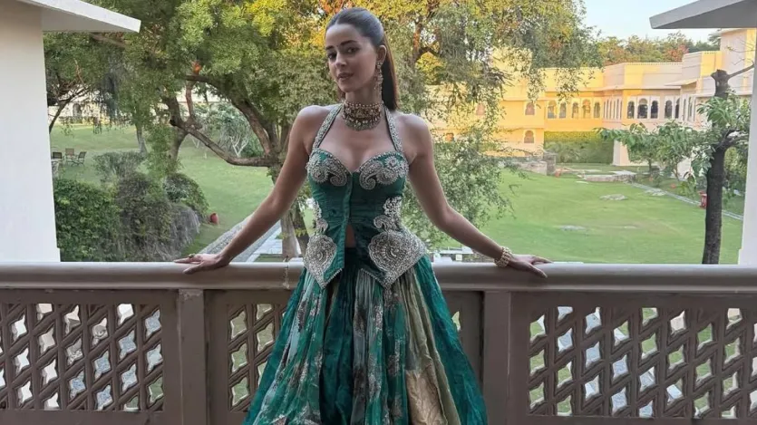 अनन्या ने जो तस्वीरें शेयर की हैं, उनमें उनके जिस लुक की सबसे ज्यादा चर्चा हुई वह थी उनका रामा ग्रीन लहंगा। अनन्या ने एक डीप नेक वेस्ट लेंथ वाली चोली स्कॉलर थी, जिसमें फ्रंट कट था और उसका स्कार्फ भी काफी प्यारा था। अनन्या का ये लुक उनके प्रेमी को बेहद पसंद आया।