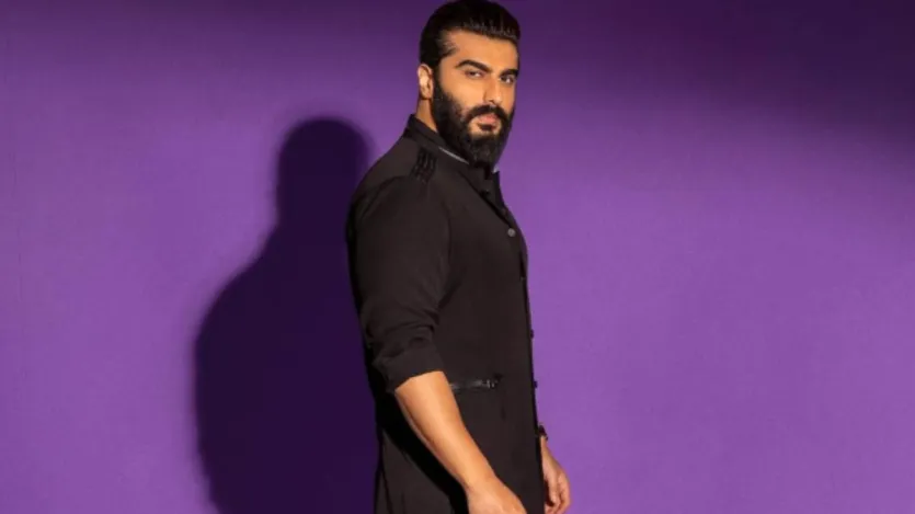 अर्जुन की मां ने सपोर्टसिस्टम के लिए ऐसा किया था। लेकिन इसी समय अर्जुन की फिल्म रिलीज हुई और हिट रही। हाल ही में मुंबई में आयोजित फिक्की यूथ लीडर समित में अर्जुन ने अपना ये अनावरण साझा किया है। अर्जुन विद्यार्थी हैं, 'मार्च 2012 में मेरी मां का निधन हो गया, और मेरी फिल्म 45 दिन बाद रिलीज हुई। मैं शोक भी मना रहा था और जश्न भी मना रहा था। मैं रातोरात स्टार बन गया, लेकिन मैं बस अपने दर्द से भाग रहा था।' (छवि स्रोत-इंस्टाग्राम@arjunkapoor)