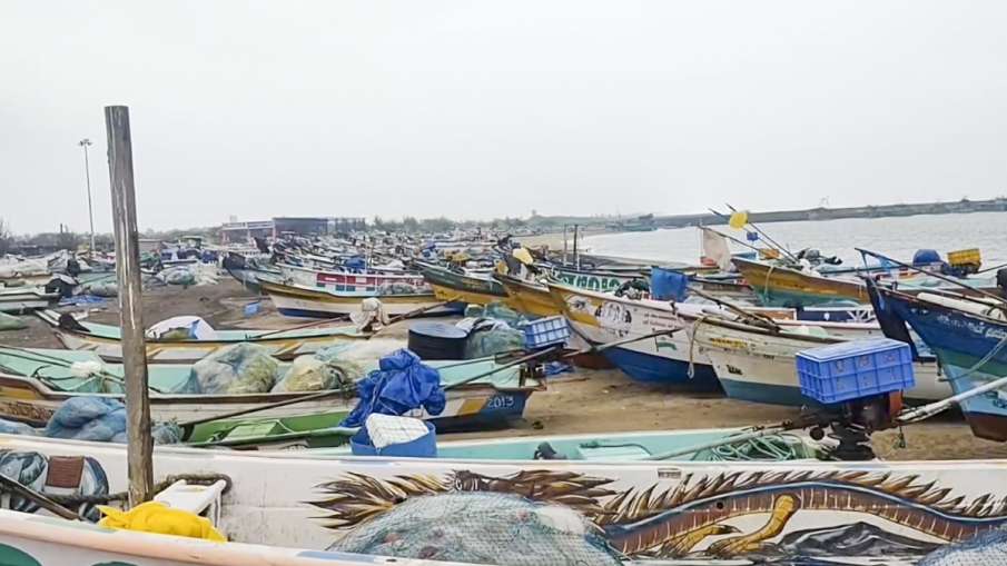 तूफान के समुद्री तट पर मछुआरे की नाव नष्ट हो गई तूफान के समुद्री तट पर मछुआरे की नाव नष्ट हो गई