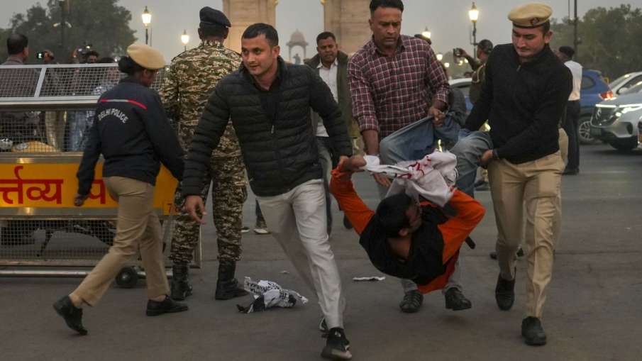 इंडिया गेट पर विरोध, हिडमा के नारे, मदवी हिडमा का समर्थन