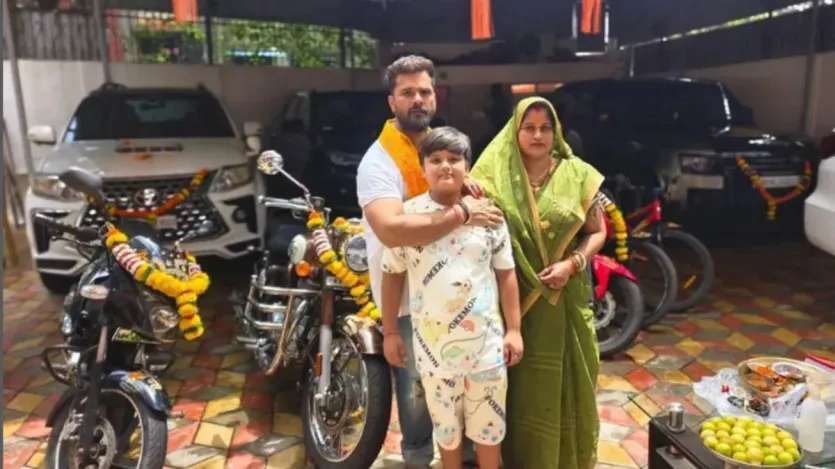 साल 2013 में पहला ब्रेक मिला और फिल्म नहीं दिखी अपने करियर की शुरुआत से। देखते ही देखते भोजपुरी फिल्म जगत के सुपरस्टार बन गए। रवि किशन से लेकर मनोज तिवारी तक से उनकी दोस्ती है और कई बार साथ स्टेज पर शेयर कर चुके हैं। आज बांसुरी फिल्मों के हीरो रह चुके हैं और कई सुपरहिट गाने भी दिए गए हैं। देखिए आज 24 करोड़ की प्रॉपर्टी के मालिक हैं और किसी की पहचान के मोहताज नहीं हैं। (छवि स्रोत-इंस्टाग्राम@खेसारी_यादव)