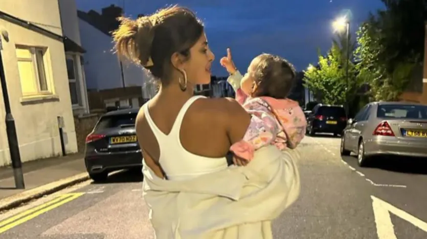 बैबी फ्रैंचाइजी, ईजीए और एआर रिज़र्स ने कई ब्लॉकबस्टर फिल्मों के निर्देशक के रूप में एसएस राजामौली ने पिछले हफ्ते अपने सोशल मीडिया अकाउंट्स पर वाराणसी से प्रियंका का पहला लुक जारी किया था। एक्ट्रेस मस्टर्ड कलर की रोल में हाथ में पिस्तौल के लिए एक रॉक के किनारे पर बैलेंस बनाए रखते हुए दिखाई दे रही हैं। उन्होंने लिखा, 'वह महिला जिसने ग्लोबल प्लेटफॉर्म पर भारतीय सिनेमा की नई परिभाषा दी। देसी गर्ल, आपका स्वागत है। दुनिया को आपकी मंदाकिनी के अनगिनत रंग देखने का बस से इंतजार है।' (छवि स्रोत-Instagram@priyankachopra)