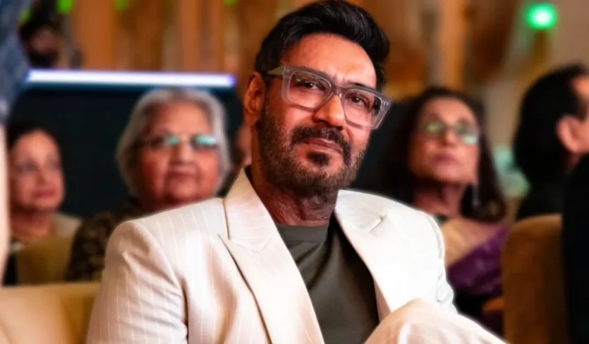 अजय देवगन ने हाल ही में 'दे दे प्यार दे 2' के प्रमोशन के दौरान एक शॉक्ड स्काईडाइविंग इवेंट को याद किया और बताया कि उन्होंने अपनी आंखों के सामने एक शख्स को मरते हुए देखा है। 56 साल के बॉलीवुड एक्टर्स ने कहा, 'एक निजी कंपनी को सैलून में देखा गया क्योंकि उसका पैराशूट नहीं खुला था और वह बाद में में ही मर गया।' उन्होंने लियोनार्डो डिकैप्रियो के ऐसे ही जीवंत अनुभव का भी ज़िक्र किया।