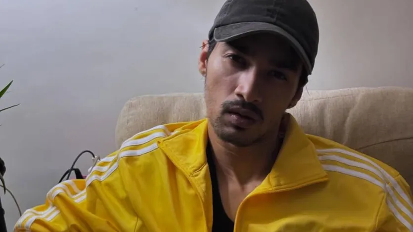 धुरंधर के शानदार कलाकारों की टोली के बीच, दुर्ग (छत्तीसगढ़) में रहने वाले दल आसिया सानिया ने भी सभी का मन मोह लिया। दल के छात्र की निजी जिंदगी के बारे में बात करें तो उनका जन्म मध्य प्रदेश में हुआ और दुर्ग में पले-बढ़े। उन्होंने भिलाई के युगचेतना पब्लिक स्कूल से अपनी पढ़ाई पूरी की और फिर स्वरूपानंद कॉलेज से स्नातक की पढ़ाई पूरी की।