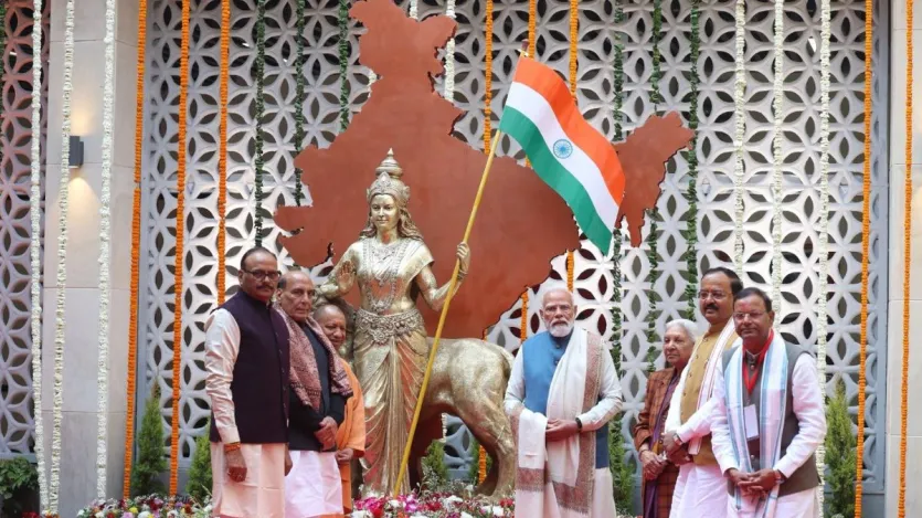 नेशनल डेवलपमेंट अथॉरिटी के उपाध्यक्ष प्रथमेश कुमार के अनुसार, नेशन इंस्पिरेशन स्थल का समुदाय के लिए सोमवार से उद्घाटन किया गया। राष्ट्र प्रेरणा स्थलों में प्रवेश द्वार के लिए टिकट भी देखें। राष्ट्र प्रेरणा स्थल परिसर के केंद्र में भाजपा के विचारक श्यामा प्रसाद मुखर्जी, चमत्कारिक आदर्श और पूर्व प्रधानमंत्री अटल बिहारी भगवान की 65-65 फुट की ऊंचाई वाले तीरंदाजों की प्रतिमाएं लगी हैं। लोगों का ध्यान अपनी ओर खींचने वाली ये बड़ी-बड़ी प्रतिमाएं इस क्षेत्र को उन नेताओं ने प्रतिष्ठित किया है स्मारक के तौर पर मशहूर हस्तियों ने विचारधाराओं से आधुनिक भारतीय राजनीतिक सोच को आकार दिया है।