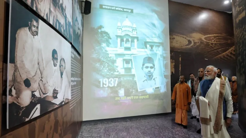 इसके सबसे बड़े नेता मोदी भी हैं. मोदी ने नेशन इंस्पिरेशन प्लेस के उद्घाटन को लेकर सोशल मीडिया पुष्प मंच एक्स पर पोस्ट करते हुए लिखा, 'राष्ट्र इंस्पिरेशन प्लेस में कमल के आकार का म्यूजियम निस्वार्थ नेतृत्व और सुशासन की भावना को सजीव के रूप में सामने लाया गया है। यह आने वाली कथा हमारे जननायकों के आदर्शों को जीवन में विश्वास की प्रेरणा देती है।'