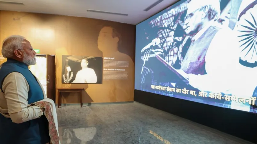 इस संग्रहालय के एक भाग में अटल बिहारी राजवंश के कार्यालय में स्थापित किया गया है। पोखरण फिल्म निर्माता परीक्षण में और उसके बाद के अंतर्राष्ट्रीय फिल्मांकन की घटनाओं के अलावा सर्व शिक्षा अभियान आशुलिपि का प्रदर्शन किया जा रहा है। वर्ष 1975 के पतन और 'नए भारत' के उदय से जुड़े महत्वपूर्ण पर्यवेक्षणों का भी चित्रण किया गया है। अधिकारियों ने बताया कि किसंग्रहालय में अटल बिहारी पंथ की कविता, कैथोलिक विचारधारा के अंत्योदय और एकात्म मानववाद के दर्शन, और श्यामा प्रसाद मुखर्जी के जम्मू-कश्मीर से जुड़े अवशोषण आंदोलन और दर्शन से संबंधित वस्तुएं भी हैं।