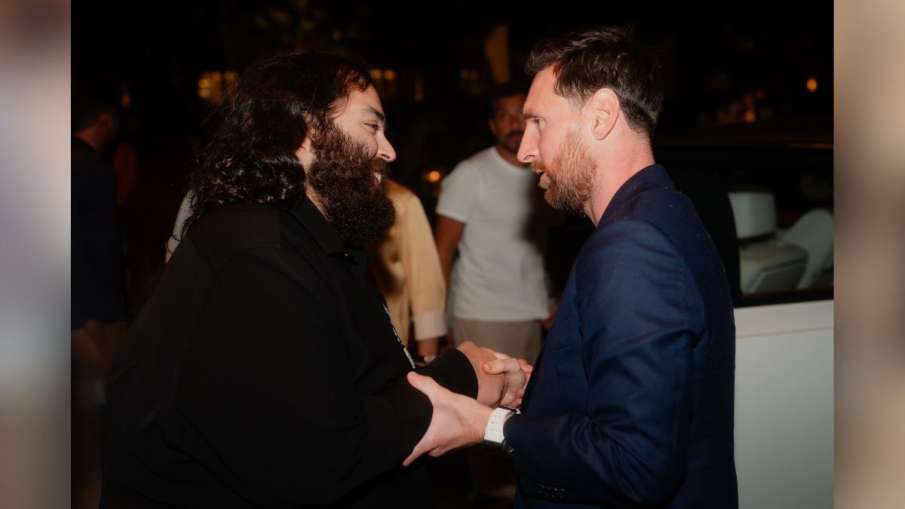 अनंतअंबाइ के साथ फुटबॉलर मेसी। 