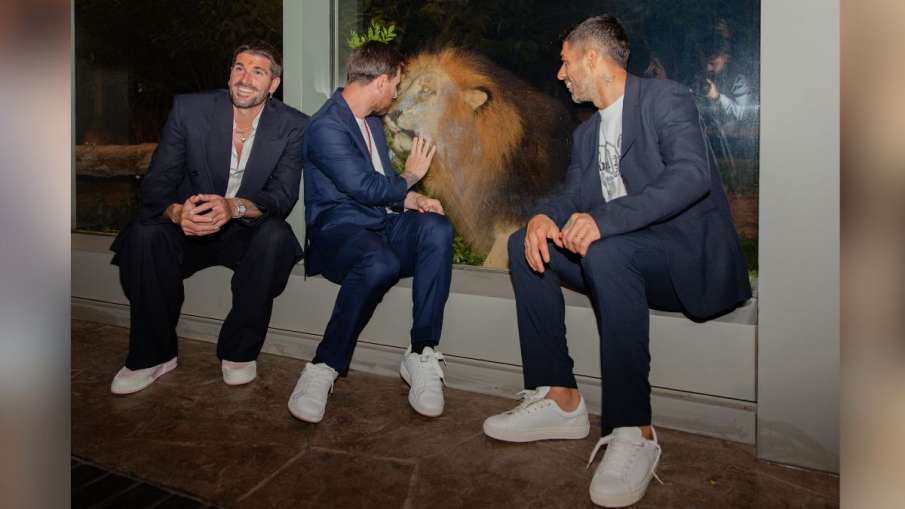 वंटारा में शेर के साथ फुटबॉलर मेसी। 