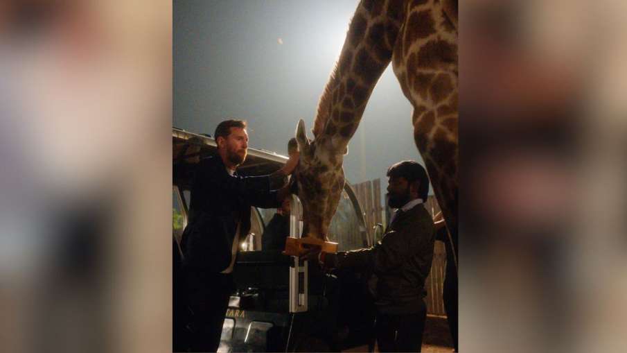 मेसी की जिराफ के साथ की तस्वीर। 