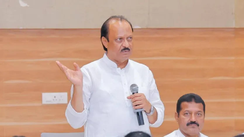 अजीत राइटर ने 1991 में राजनीति में कदम रखा था। पहली बार वो बारामती सेसोम के लिए चुना गया। बाद में वो महाराष्ट्र राज्य की राजनीति पूरी तरह से सक्रिय हो गई।