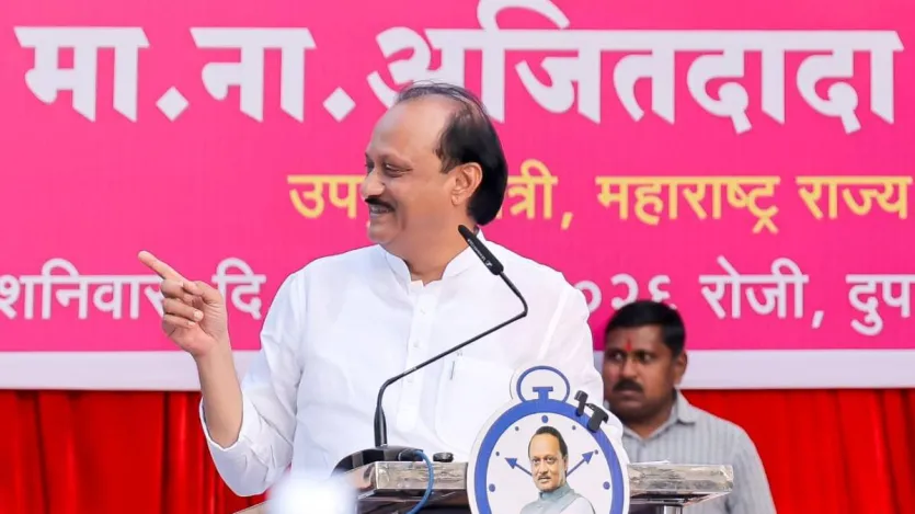 अजीत अख्तर का जन्म 22 जुलाई 1959 को महाराष्ट्र के अहमदनगर जिले के सौरी तालुका स्थित देवलाली प्रवरा गाँव में हुआ था। उन्होंने कम उम्र से ही पारिवारिक जिम्मेदारियां संभाल ली थीं। साथ ही, वो सामाजिक कार्यों के लिए लोगों के बीच लोकप्रिय थे।