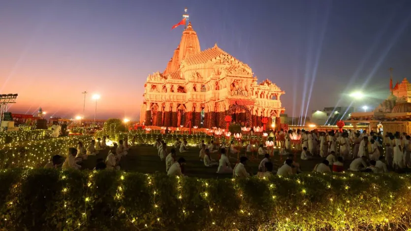 प्राचीन सोमनाथ मंदिर के निकट शनिवार की रात एक विशाल दिव्य शो का आयोजन किया गया, जिसमें भगवान शिव, 'शिवलिंग' और सोमनाथ मंदिर की 3डी परतें जैसे कई विशेष शिखरियां आकाश में दर्शन शृंगाली शामिल हैं।