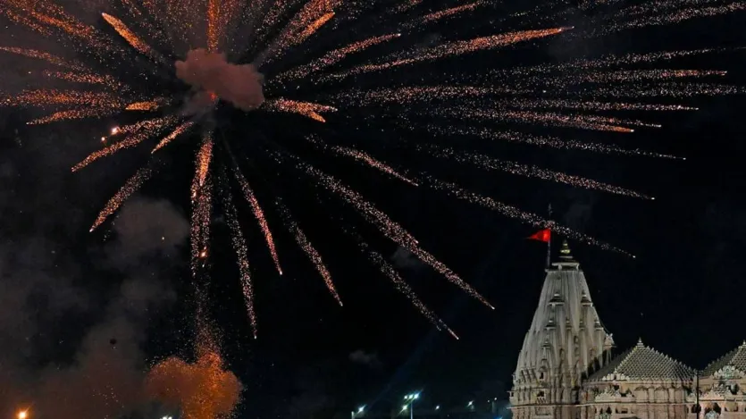 लगभग 3,000 डूबान ने अरब सागर के ऊपर आकाश में मंदिरों से जुड़ी ऐतिहासिक घटनाओं को देखने वाली विभिन्न तस्वीरें बनाईं। 