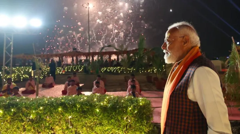  महमूद गजनी ने 1026 ईस्वी में सोमनाथ मंदिर पर हमला किया था, जिसकी पृष्ठभूमि में एक हजार साल तक यह कार्यक्रम आयोजित किया गया था। दावे के अनुसार, सोमनाथ मंदिर को नष्ट करने के कई प्रयासों के बावजूद आज आस्था और राष्ट्रीय गौरव का एक शक्तिशाली प्रतीक के रूप में खड़ा किया गया है, यह सभी मंदिरों की प्राचीन महिमा को बहाल करने का सामूहिक संकल्प और प्रयास संभव है। 