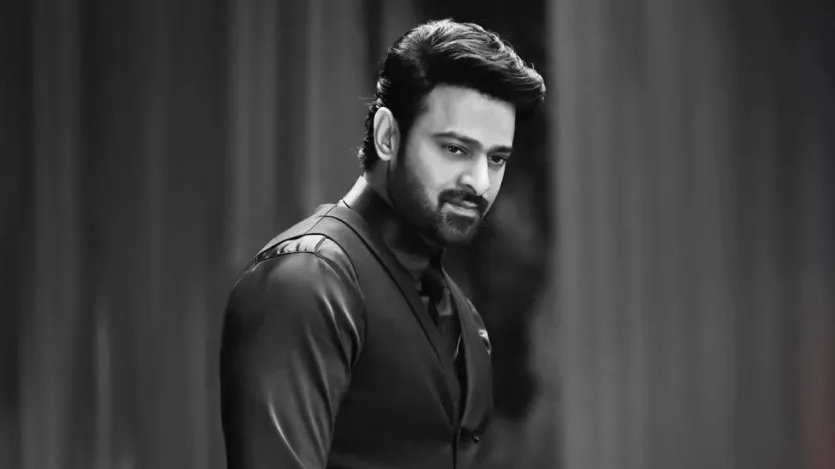 साहो (30 अगस्त, 2019)- प्रभास और श्रद्धा कपूर स्टारर 'साहो' ऐसे समय पर आई थी, जब 'बाहुबली 2' की सफलता ने दर्शकों के बीच उनकी फिल्मों को लेकर काफी समर्थन दिया था। लेकिन, जब फिल्म रिलीज हुई तो दर्शकों की संख्या में काफी गिरावट आई। इस फिल्म को सबसे ज्यादा दर्शक नहीं मिले, लेकिन हिंदी में जबरदस्त अभिनय किया गया। दुनिया की कुल मिलाकर फिल्म ने 400 करोड़ की कमाई की, जबकि इसका बजट 350 करोड़ था। 