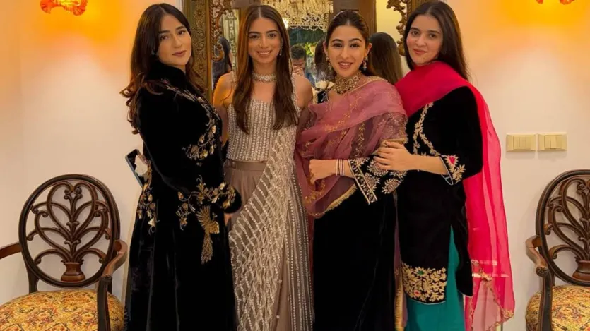 सारा अली खान अपने फैशन के साथ-साथ ट्रेडिशनल लुक्स के लिए भी काफी मशहूर हैं। पूरे वेस्टर्न लुक्स के साथ सारा ने एक ब्लैक कलर वेलवेट सूट में भी अपनी सहेलियों के साथ तस्वीरें शेयर कीं, जिस पर सस्ते रंग के लुक्स से एम्ब्रॉयडरी की गई है और जूती के साथ अपना लुक कंप्लीट किया।