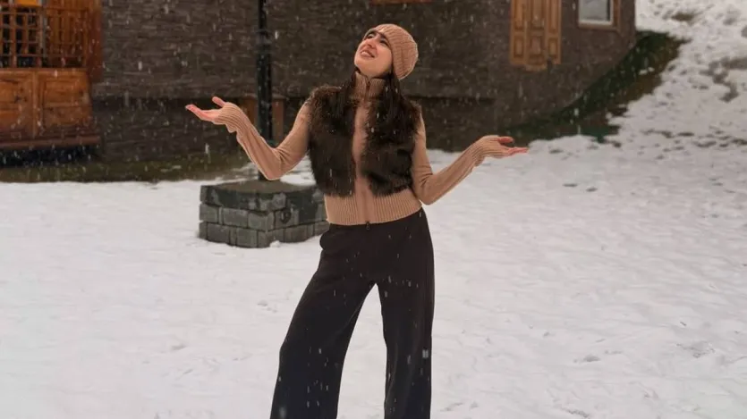 वहीं एक तस्वीर में सारा ब्राउन कलर का हाईनेक और ब्लैक पैंट पहने हुए एन्जॉय करती हैं। सारा ने ये सैटेलाइट शेयर करते हुए लिखा- 'मेरी मंत, हमेशा भाग्य हो ऐसी जन्नत।' सारा के मकबरे से साफ है कि उन्होंने इन खूबसूरत बर्फीली इमारतों में पर्यटकों का जमकर लुत्फ उठाया है।