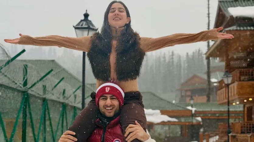 अपनी नई वे साइनबोर्ड में सारा अपने भाई इब्राहिम के साथ मस्ती करती हैं तो कहीं दोस्तों के साथ। एक तस्वीर में वह भाई इब्राहिम के कंधे पर चढ़े हुए बर्फीले पैर में हाथ फैलाए पैरों में नजर आईं।