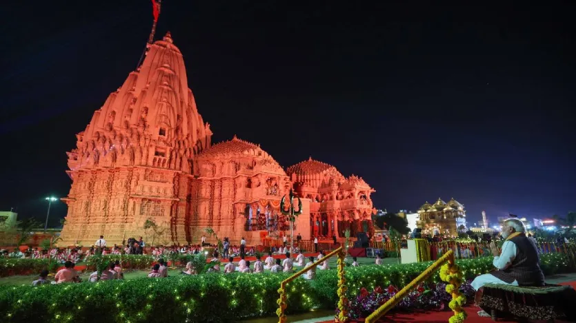 प्रधानमंत्री मोदी शनिवार शाम गिर सोमनाथ जिले के प्रसिद्ध सोमनाथ मंदिर के पास हेलीपैड पर स्थित हैं। हाउस सर्किट की ओर जाते समय उनके काफिले को देखने के लिए बड़ी संख्या में लोग सड़क के किनारे खड़े थे।