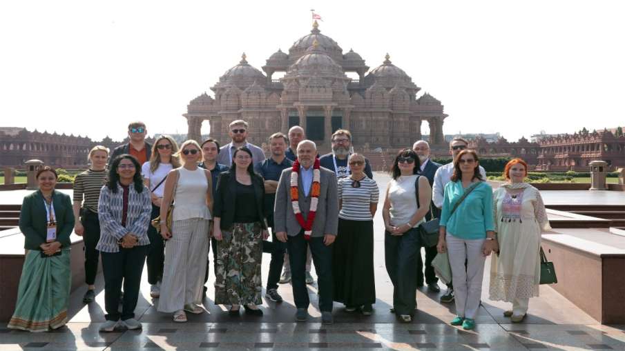 प्रतिनिधि मंडल के साथ अक्षरधाम मंदिर अमेरिका के राष्ट्रपति कारिस
