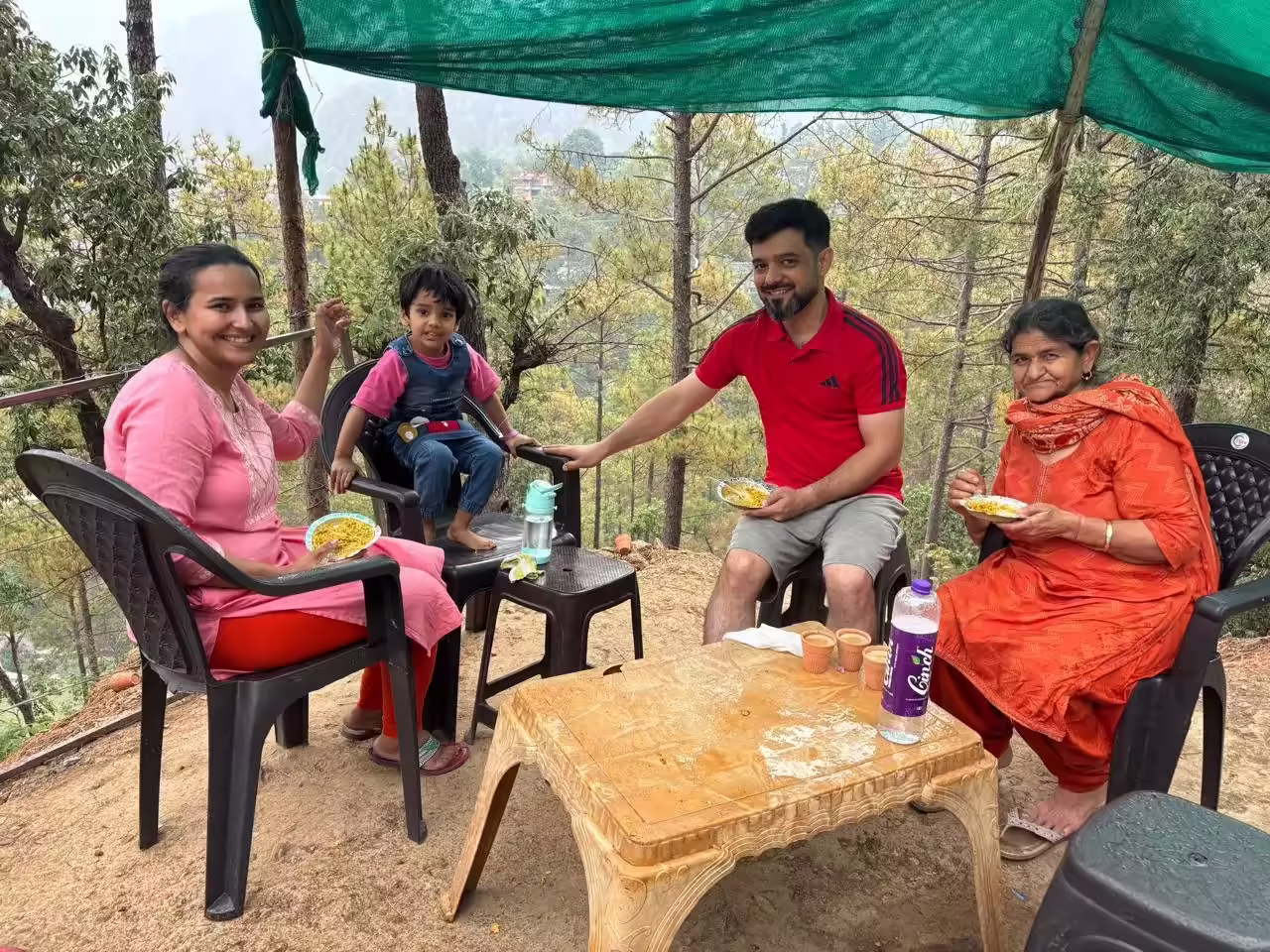 इनिका शर्मा अपने परिवार के साथ (छवि क्रेडिट: रमन शर्मा)