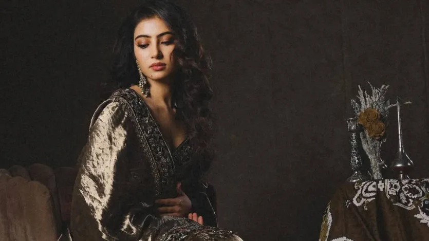 सारा कभी वेस्टर्न फैशन में स्टाइलिश लुक धर प्लास्टिक की दुकानें हैं तो कभी अपने ट्रेडिशनल लुक से लेकर अब तक यूक्रेन में दाल बेचती हैं। अब प्रमोशन में उनके देसी अंदाज की हर तरफ चर्चा है, जिसमें वह किसी राजकुमारियों जैसी लग रही हैं।