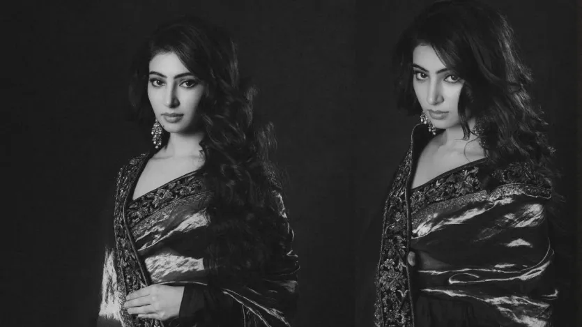 सारा अर्जुन अपनी रिलीज फिल्म 'यूफोरिया' के प्रीमियर पर ये टिशू स्टूडियोज पिक्सेल्स वाली और साड़ी ड्रेपिंग से लेकर स्टेज तक, उनका पूरा अंदाज ही एलिगेंट और अलग था। ऐसे में सोशल मीडिया पर सुपरस्टार भी अपने लुक पर शेयर करते हुए पीछे नहीं रह रहे हैं और कमेंट करते हुए झोली भर-भरकर 'छोटी दृष्टि' पर प्यार लुटाया है।