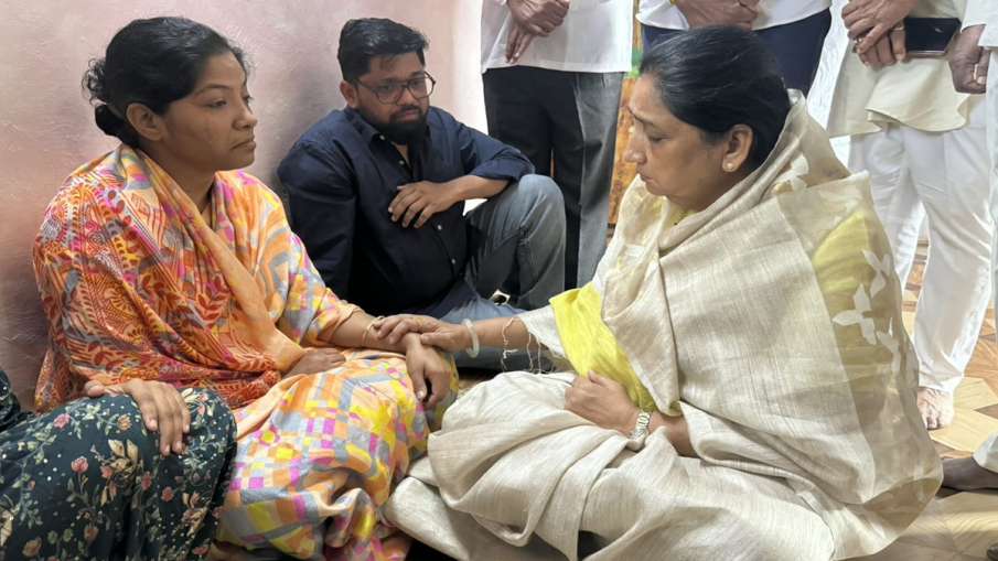 विदिप जाधव की पत्नी और सुनेत्रा पवार