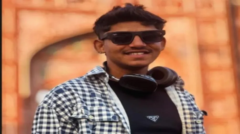 योजना के तहत 30 जनवरी की रात अंजलि अपने पति के साथ सोनसन रोड पर घूमने गईं। पहले से ही सलाह में संजय और उनके दो दोस्त रोहित नी रॉकी और क्लाउड सिद्धार्थ ने आशीष पर डंडों से हमला कर दिया था।