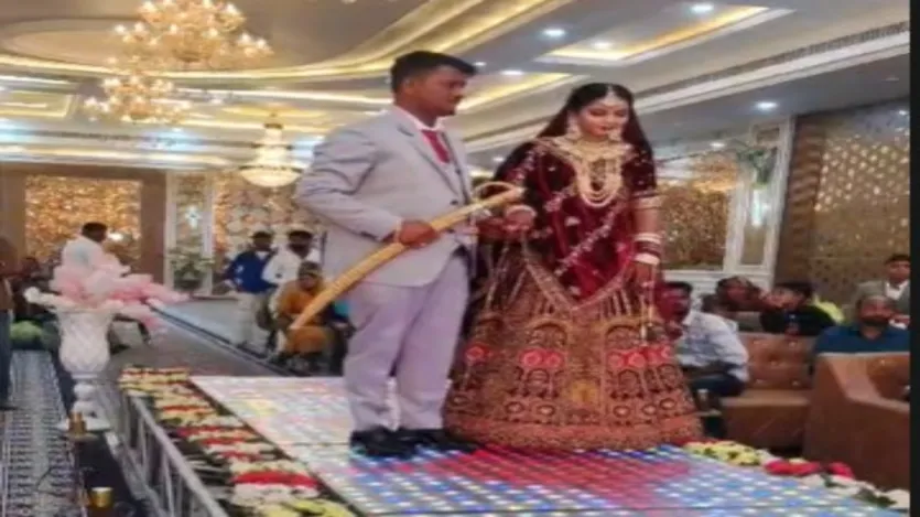 लेकिन सिद्धांत रिपोर्ट ने पूरी कहानी बदल दी। रिपोर्ट में सामने आया कि आशीष की डेथ रोड एक्सीडेंट से नहीं, बल्कि डंडों से लेकर स्कॉर्पियो और ग्लास घोंटने तक हुई थी। इसके बाद पुलिस को पत्नी अंजलि पर शक हुआ। सच्चाई से पूछताछ में जो सच सामने आया, उसने हैरान कर दिया।