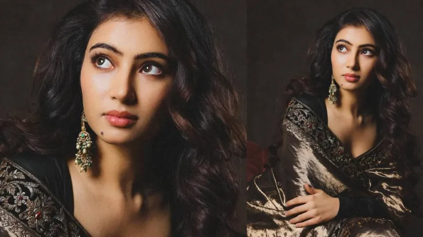 मैटेलिक शाइन वाली इस टिशु रॉकेट रोल में सारा ने कभी-कभी नीचे दिए गए पल्लू के साथ ओपन पल्लू तो कभी उसे यूं ही छोड़ दिया। वहीं कभी-कभी महाराणियों की तरह इसे अपने हाथ पर कैरी करके प्लैटफॉर्म्स और अब प्रेमियों से शोभायां हासिल कर रही हैं। सारा का ये लुक सोशल मीडिया पर खूब बिक रहा है।