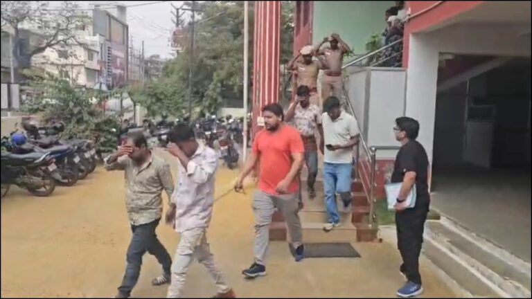 वीडियो: तमिल-बंगाल से गिरफ़्तारी कर बताए गए 8 दोस्त; बांग्लादेशी नागरिक भी शामिल