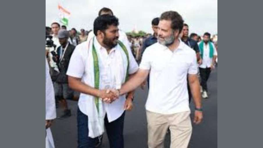 राहुल गांधी के साथ नरसिम्हा यादव की तस्वीर। राहुल गांधी के साथ नरसिम्हा यादव की तस्वीर।