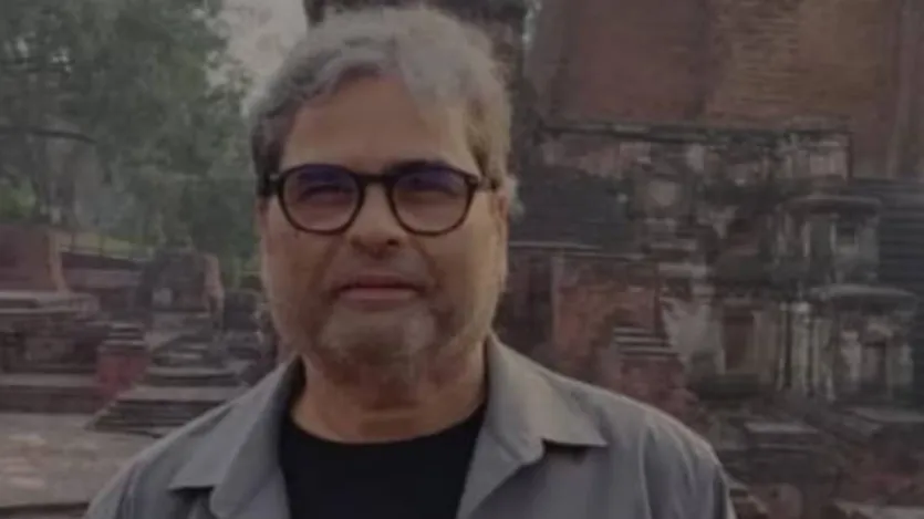 विशाल भारद्वाज ने बॉलीवुड को ओमकारा, हैदर, मकबूल, कमीने, 7 खून माफिया और रंगीन जैसी दमदार फिल्में दी हैं। लेकिन बॉक्स ऑफिस पर विशाल भारद्वाज की किस्मत बिल्कुल उलट है। विशाल की ज्यादातर फिल्में फ्लॉप रही हैं। हालांकि फ्लॉप के बाद भी इन फिल्मों का क्लास कम नहीं हुआ। फिल्म हैदर में आप एक कहानी में शामिल होते दिखते हैं जो आज इस दौर में बनना काफी मुश्किल लगता है। (छवि स्रोत- इंस्टाग्राम@vishalrbhardwaj)