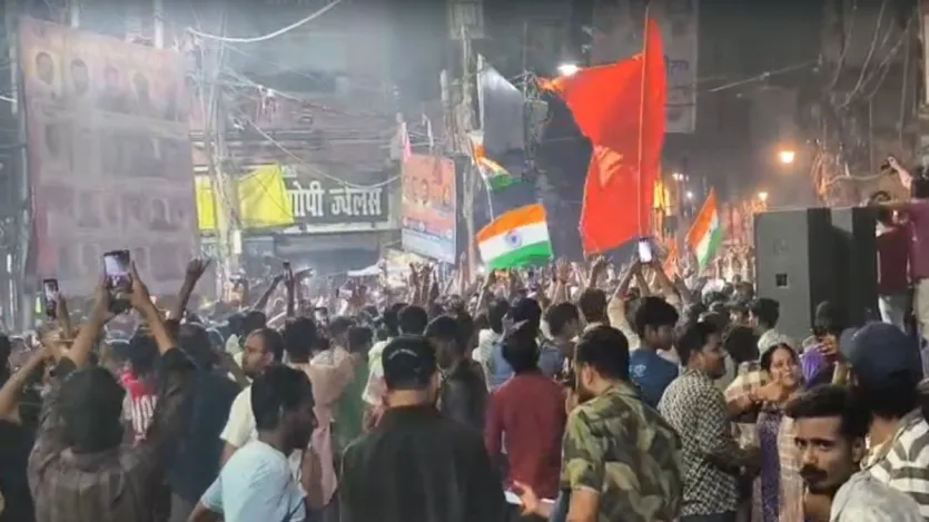 भारत की शानदार जीत पर सामेत की सप्ताहांत पर उदासी का माहौल। सिविल लाइन्स के सुभाष विज्ञप्ति पर लोग ध्वज लेकर पहुंच गए और नारा लगाने लगे।