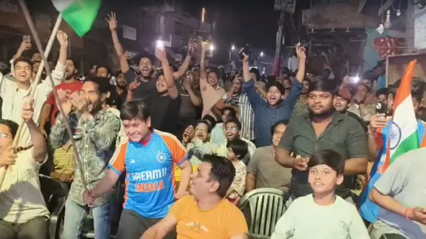 उत्तर प्रदेश के सुपरस्टार क्रिकेट प्रेमी के हाथ में तिरंगा लेकर मैच देखते रहे, जैसे भी भारत विश्व चैंपियन बनी भारत माता की जय के नारे लगे। यूरोप के कई देशों में सामुहिक एकता का माहौल बन गया। अबीर-गुलाल उड़ाकर भारत की ऐतिहासिक जीत का जश्न मनाया गया।