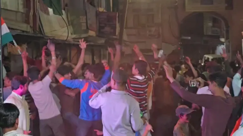 मध्य प्रदेश के आगर मालवा में टीम इंडिया की जीत पर लोगों ने ढोल-नगाड़ों के साथ नाचते-गाते हुए खुशी जाहिर की। क्रिकेट प्रेमियों ने एक-दूसरे को-माइफ खिलाड़ी, गुलाल स्ट्राइक और स्ट्राइकर को भारतीय टीम को बधाई दी। बच्चों से लेकर युगल तक हर किसी में जीत को लेकर पासपोर्ट उत्साह देखने को मिला। लोगों ने भारत माता की जय के नारे लगाए अपनी खुशी व्यक्त की।