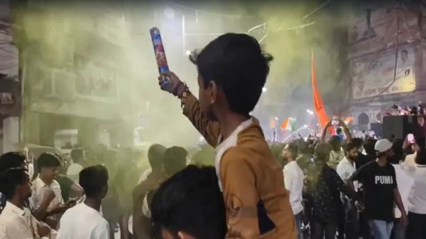 टी-20 विश्वकप में भारत की जीत पर संगम नगरी के लोकनाथ के पोस्टर पर होली और दिवाली एक साथ मनाई गई। झंडा और भगवा ध्वज एक साथ फहराया गया। गुलाल उड़ाकर लोग साज-सज्जा करते हुए भारत की जीत का जश्न मनाते दिखे।