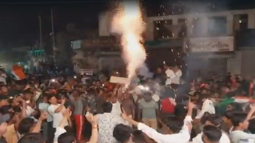 भारत की जीत पर अजमेर के लोगों ने अपने हाथ में स्टॉक जलाएं। अपनी जान की परवाह किए बिना भारत की जीत पर हाथ में झटका डांस किया। एक और को बधाई भी दी।