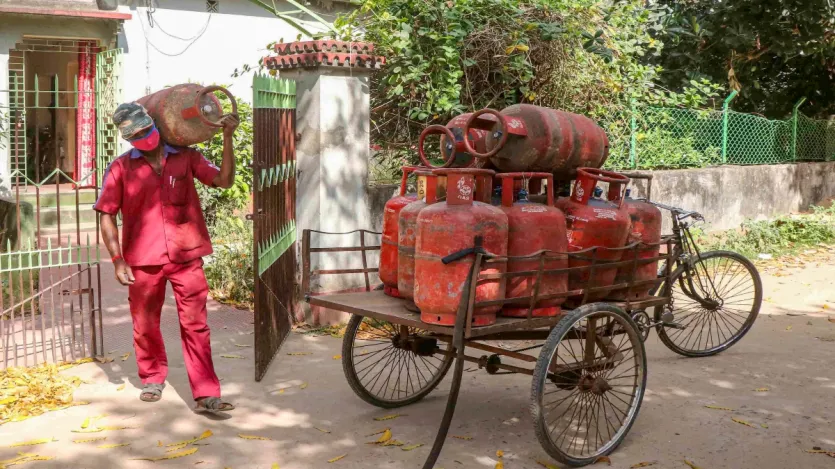 सोमवार (9 मार्च) की देर रात जारी राजपत्र की एक अधिसूचना में कहा गया है कि घरेलू स्तर पर प्राकृतिक गैस की आपूर्ति करने वाली इकाइयों को प्राथमिकता के आधार पर तैयार किया जाएगा। अब तक, सी.एन.जी. और पाइप युक्त खाना पकाने की गैस दो प्राथमिकता वाले क्षेत्र थे जिनमें घरेलू प्राकृतिक गैस कच्चे माल के रूप में प्राप्त की गई थी। हालाँकि, नवीनतम अधिसूचना में प्राकृतिक गैस प्राप्त करने वालों की प्राथमिकता सूची में भी शामिल किया गया है।
