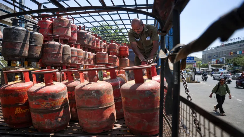 इसके अलावा, मंत्रालय ने नागरिकों के लिए ई-केवैसी शुरू करने और संबंधित विस्तृत जानकारी प्राप्त करने के लिए एक लिंक भी साझा किया है, ई-केवैसी पूरा करने के लिए कुछ आसान चरण इस प्रकार हैं: 1: आधिकारिक वेबसाइट पर। 2: होमपेज से तेल कंपनी (इंडेन, भारत गैस या एचपी गैस) का मोबाइल ऐप डाउनलोड करें। 3: आधार फेसबुक ऐप डाउनलोड करें।